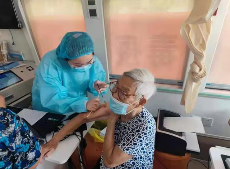 送苗上门！永利皇宫官网移动疫苗接种车开进社区