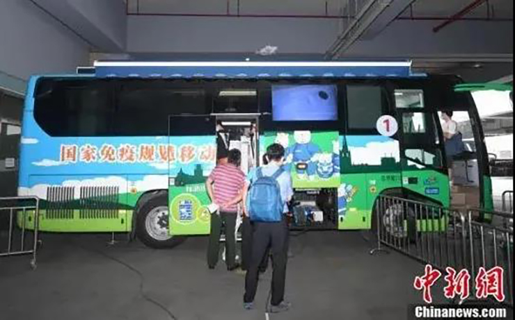 送苗上门！永利皇宫官网移动疫苗接种车开进社区